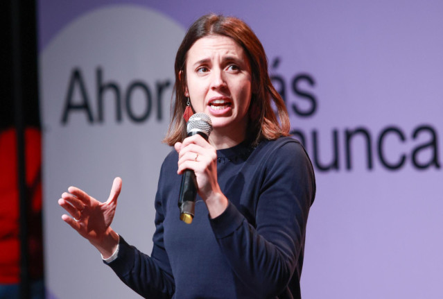 La ex ministra de Igualdad, Irene Montero, interviene en un acto público como aspirante a liderar la candidatura de Podemos a las elecciones europeas. A 25 de enero de 2024, en Sevilla (Andalucía, España). La ex ministra de Igualdad, Irene Montero, junto