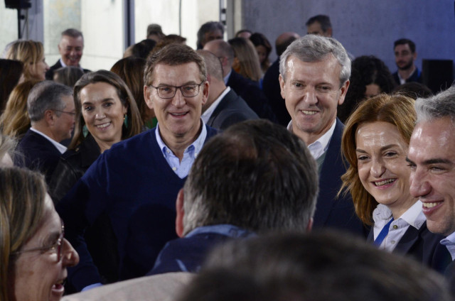 La secretaria general del Partido Popular, Cuca Gamarra (2i); el presidente de la Xunta de Galicia, Alfonso Rueda (3i); el presidente del Partido Popular, Alberto Núñez Feijóo.