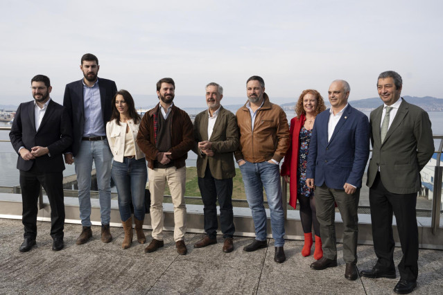 Archivo - El candidato a la Presidencia de la Xunta de Galicia y cabeza de lista de Vox por Pontevedra, Álvaro Díaz-Mella, el líder de Vox, Santiago Abascal,en el Auditorio Palacio de Congresos ‘Mar de Vigo’, a 28 de enero de 2024, en Pontevedra, Galicia