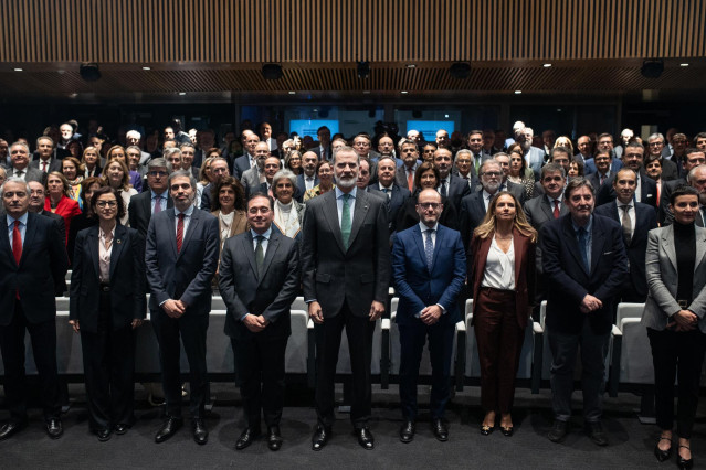 El ministro de Asuntos Exteriores, Unión Europea y Cooperación, José Manuel Albares (3i) y el Rey Felipe VI (c), posan junto a la cúpula del Ministerio y los embajadores al término de la Conferencia de Embajadores