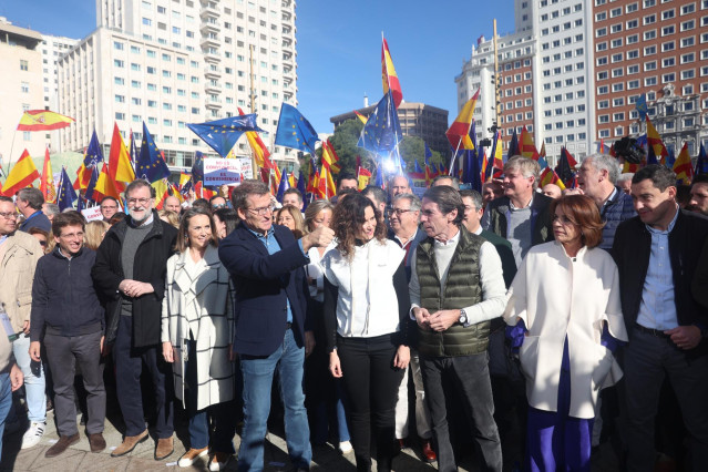 (I-D) El secretario general del PP de Madrid, Alfonso Serrano, el alcalde de Madrid, José Luis Martínez-Almeida, el expresidente del Gobierno, Mariano Rajoy, la secretaria general del PP, Cuca Gamarra, el presidente del Partido Popular, Alberto Núñez Feij