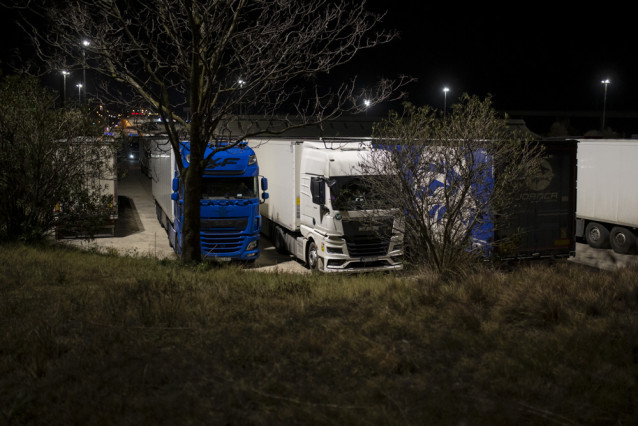 Varios camiones en la autopista AP-7 cortada a la altura de La Jonquera por la protesta de los agricultores franceses, a 26 de enero de 2024, en Girona, Catalunya (España).Hay hasta 400 kilómetros de la autopista que une la Junquera con Lyon (Francia) cor