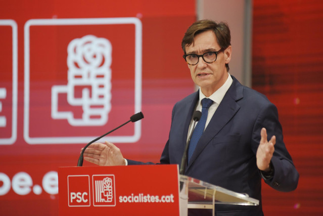 Archivo - El primer secretario del PSC, Salvador Illa, comparece durante una rueda de prensa, a 2 de noviembre de 2023, en Barcelona, Cataluña (España).