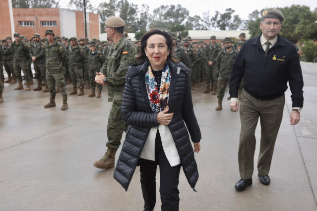 La ministra de Defensa, Margarita Robles, pasa revista a las tropas, a 19 de enero de 2024, en Cádiz, Andalucía (España).