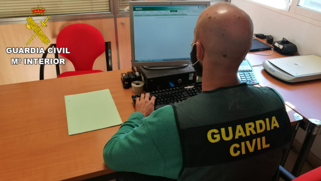 Archivo - Un guardia civil en tareas de investigación