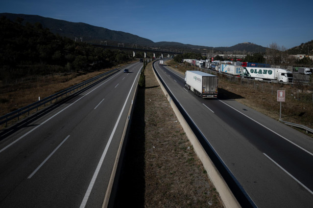 Archivo - Un camión circula, a 27 de enero de 2024, en La Jonquera, Girona, Catalunya (España).