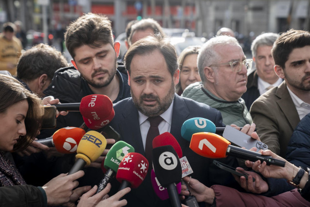 El presidente del PP de Castilla-La Mancha, Paco Núñez, atiende a medios a su llegada a la Junta Directiva Nacional del Partido Popular, en la sede de Génova, a 29 de enero de 2024, en Madrid (España).