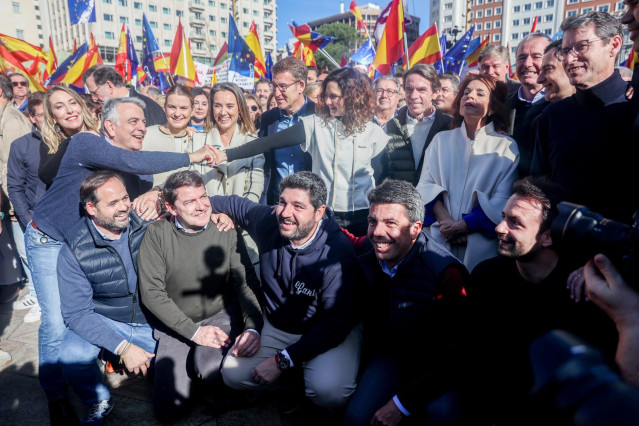 (I-D arriba) La presidenta de la Junta de Extremadura, María Guardiola, el presidente del PP Vasco, Javier de Andrés, la presidenta del Govern balear, Marga Prohens, la secretaria general del PP, Cuca Gamarra, el presidente del Partido Popular, Alberto Nú