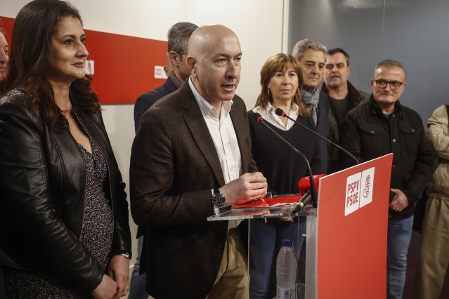 El secretario general del PSPV-PSOE en la provincia de Alicante, Alejandro Soler, durante una rueda de prensa tras entregar la documentación para presentar su precandidatura a las primarias del PSPV-PSOE