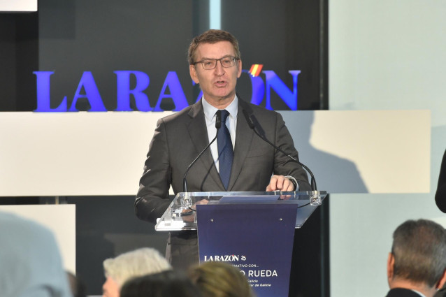 El presidente del Partido Popular, Alberto Núñez Feijóo, interviene durante un desayuno informativo organizado por ‘La Razón’, a 29 de enero de 2024, en Madrid (España).