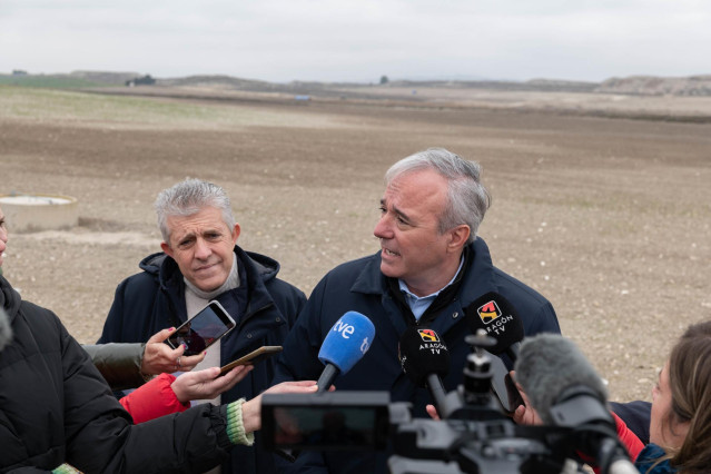 El presidente del Gobierno de Aragón, Jorge Azcón, en Los Monegros.
