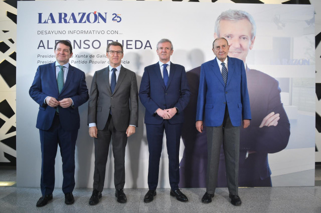 (I-D) El presidente de la Junta de Castilla y León, Alfonso Fernández Mañueco; el presidente del Partido Popular, Alberto Núñez Feijóo; el líder del PPdeG y candidato a la Xunta de Galicia, Alfonso Rueda y el presidente de 'La Razón', Mauricio Casals, pos