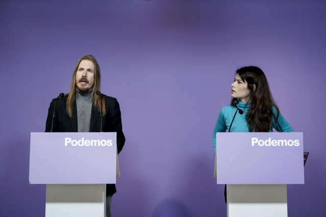 El portavoz de Podemos, Pablo Fernández y la portavoz Isabel Serra, durante una rueda de prensa, en la sede de Podemos, a 8 de enero de 2024, en Madrid (España).