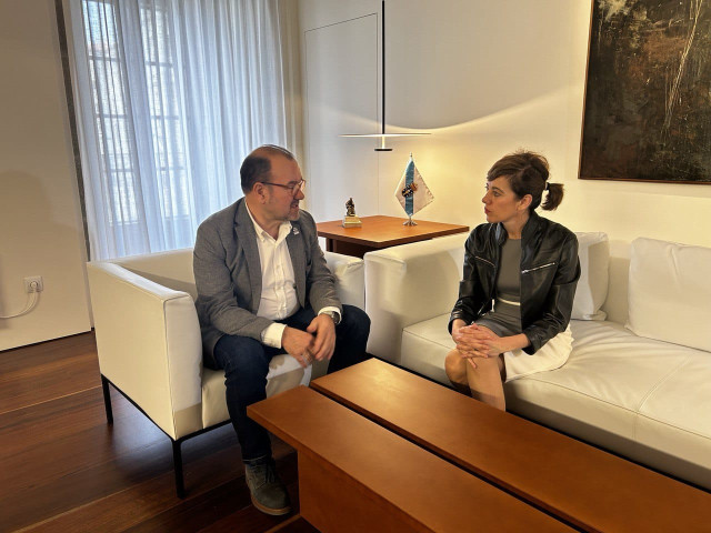 La candidata de Sumar a la presidencia de la Xunta, Marta Lois, mantiene un encuentro con el rector de la USC, Antonio López.