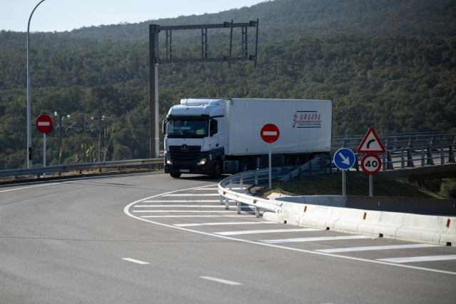 Un camión circula, a 27 de enero de 2024, en La Jonquera, Girona, Catalunya (España).