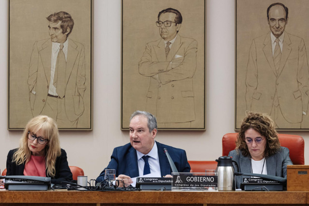 (I-D) La vicepresidenta primera de la comisión, María Carmen Castilla; el ministro de Industria y Turismo, Jordi Hereu y la presidenta de la comisión, Inés Granollers, durante la Comisión de Industria y Turismo, en el Congreso de los Diputados, a 29 de en