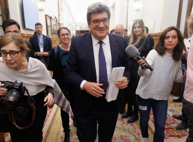 Archivo - El ministro de Inclusión, Seguridad Social y Migraciones, José Luis Escrivá, a su salida de una sesión plenaria en el Congreso de los Diputados, a 30 de marzo de 2023, en Madrid (España).