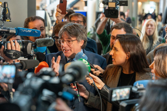 Archivo - El expresidente de la Generalitat Carles Puigdemont atiende a medios a su llegada al Parlamento Europeo, a 13 de diciembre de 2023, en Estrasburgo (Francia). En la recta final de la presidencia española de la UE, que concluye a finales de diciem