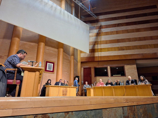 El concejal de Vox del Ayuntamiento de Mérida se marcha del Pleno de la Corporación Municipal tras su renuncia este lunes