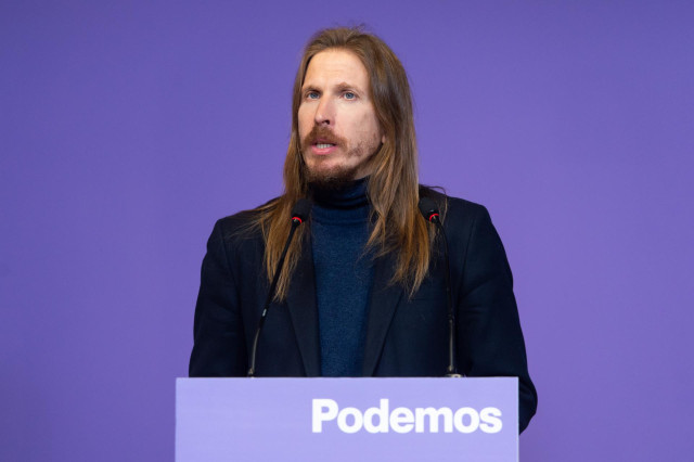 El hasta ahora coportavoz de Podemos, Pablo Fernández, durante una rueda de prensa de Podemos, en la sede de Podemos, a 29 de enero de 2024, en Madrid (España).