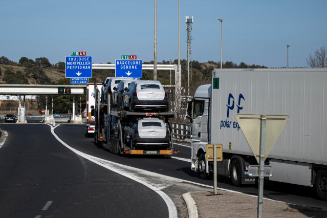 Varios vehículos circulan, a 27 de enero de 2024, en Le Boulou (Francia)