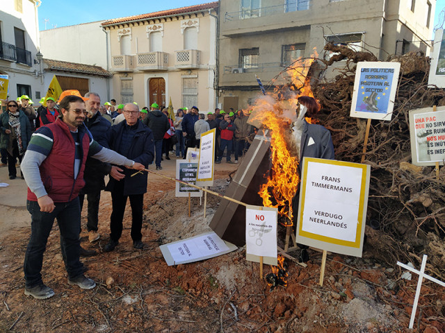 'Hoguera del vino'  de agricultores valencianos contra las políticas europeas