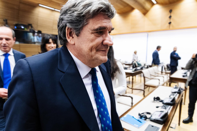 El ministro para la Transformación Digital y de la Función Pública, José Luis Escrivá, a su llegada a la Comisión de Economía, Comercio y Transformación Digital, en el Congreso de los Diputados, a 29 de enero de 2024, en Madrid (España).