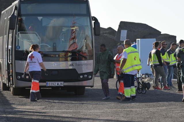 Archivo - Varios emigrantes son atendidos a su llegada al muelle de la Restinga
