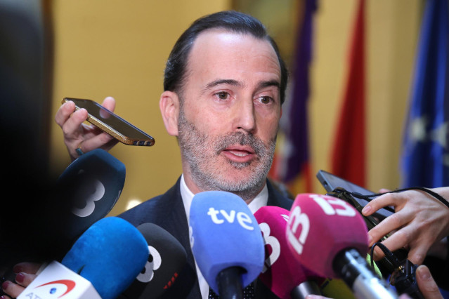 Archivo - El presidente del Parlament balear, Gabriel Le Senne, ofrece declaraciones a los medios tras una rueda de prensa, a 29 de enero de 2025, en Palma de Mallorca, Mallorca, Baleares (España).
