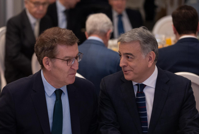 El presidente del Partido Popular del País Vasco, Javier de Andrés Guerra (i) y el presidente del PP, Alberto Núñez Feijóo (d), se saludan durante un desayuno informativo de Fórum Europa, en el Hotel Mandarin Oriental Ritz, a 30 de enero de 2024, en Madri