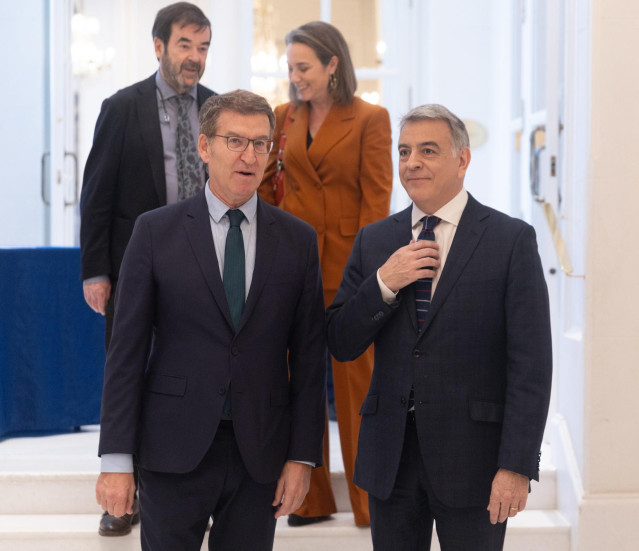 El presidente del PP, Alberto Núñez Feijóo (i) y el presidente del Partido Popular del País Vasco, Javier de Andrés Guerra (d), a su llegada a un desayuno informativo de Fórum Europa, en el Hotel Mandarin Oriental Ritz, a 30 de enero de 2024, en Madrid (E