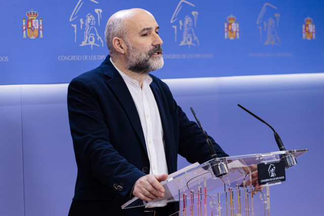 El diputado de BNG Néstor Rego durante una rueda de prensa anterior la reunión de la Junta de Portavoces, en el Congreso de los Diputados, a 30 de enero de 2024, en Madrid (España).