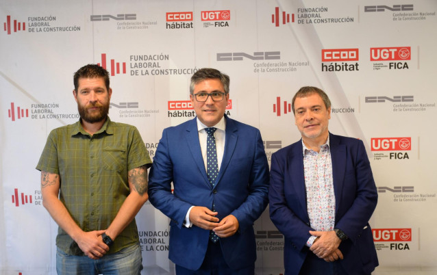 Archivo - Daniel Barragan (CCOO), Pedro Fernandez Alen (CNC) y Mariano Hoya (UGT-FICA).