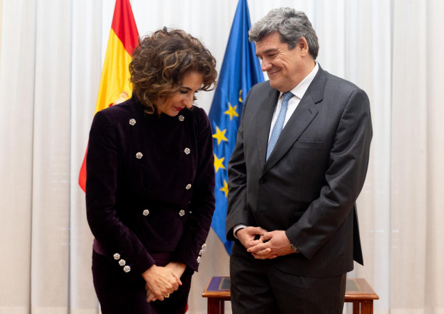 Archivo - El ministro de Transformación Digital y Función Pública, José Luis Escrivá, y la vicepresidenta primera y ministra de Hacienda, María Jesús Montero