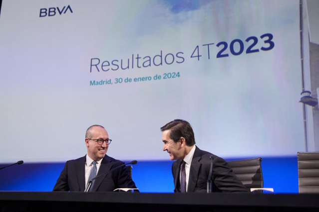 El presidente de BBVA, Carlos Torres Vila (i), y el consejero delegado, Onur Genç (d), presentan los resultados financieros correspondientes al ejercicio 2023, en el Auditorio Ciudad BBVA,  a 30 de enero de 2024, en Madrid (España).
