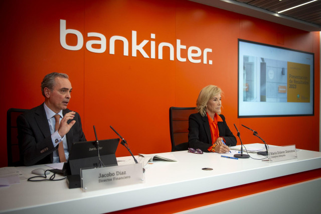 El CFO e Bankinter, Jacobo Díaz, y la consejera delegada de Bankinter, María Dolores Dancausa, durante una rueda de prensa de presentación de los resultados anuales de Bankinter en 2023, a 25 de enero de 2024, en Madrid (España).