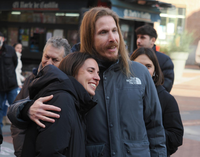 La secretaria política de Podemos, Irene Montero, y el secretario de organización y portavoz de Podemos, Pablo Fernández, se abrazan a su llegada a un acto para presentar su candidatura para las elecciones europeas,