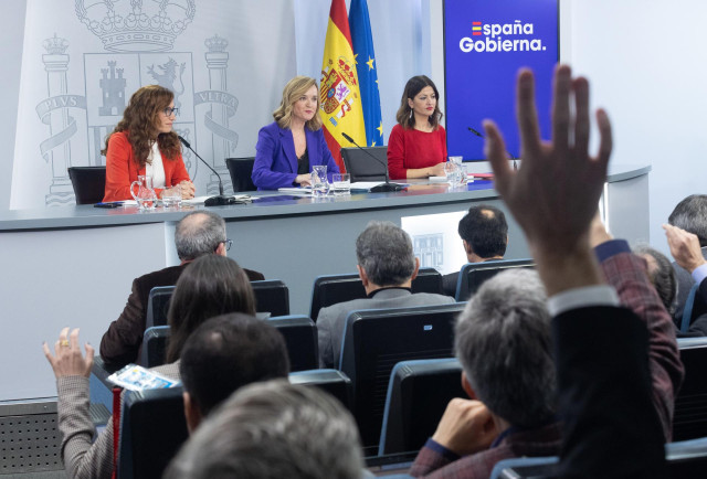 (I-D) La ministra de Sanidad, Mónica García; la ministra de Educación, Formación Profesional y Deporte, Pilar Alegría y la ministra de Infancia y Juventud, Sira Rego, durante una rueda de prensa posterior a la reunión del Consejo de Ministros, en el Palac