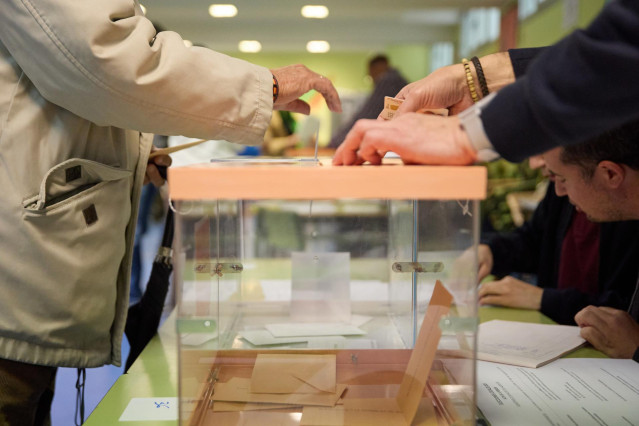 Archivo - Una persona vota en un colegio electoral, a 28 de mayo de 2023, en Madrid (España).