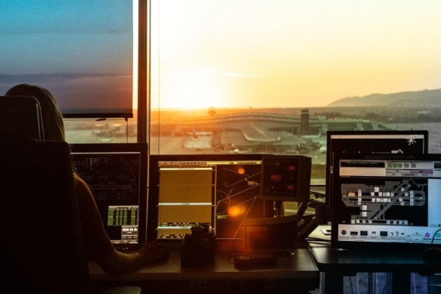 Archivo - Controladora aérea de Enaire en la torre de control