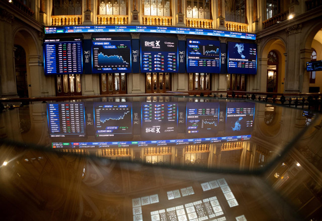 Un panel del Ibex 35, en el Palacio de la Bolsa, a 12 de enero de 2024, en Madrid (España).