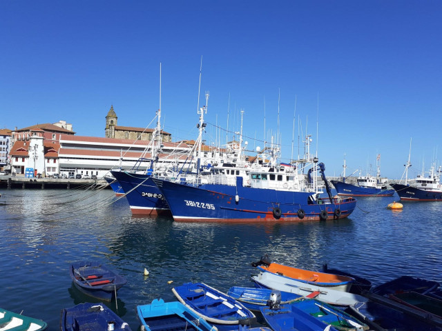 Archivo - Barcos pesqueros
