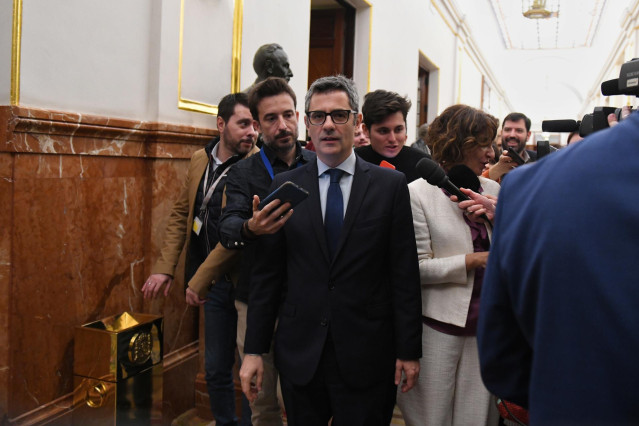 El ministro de la Presidencia, Relaciones con las Cortes y Justicia, Félix Bolaños, a su salida de una sesión plenaria, en el Congreso de los Diputados, a 30 de enero de 2024, en Madrid (España).