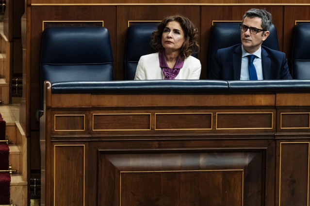 La vicepresidenta María Jesús Montero y el ministro Félix Bolaños en el banco azul del hemiciclo