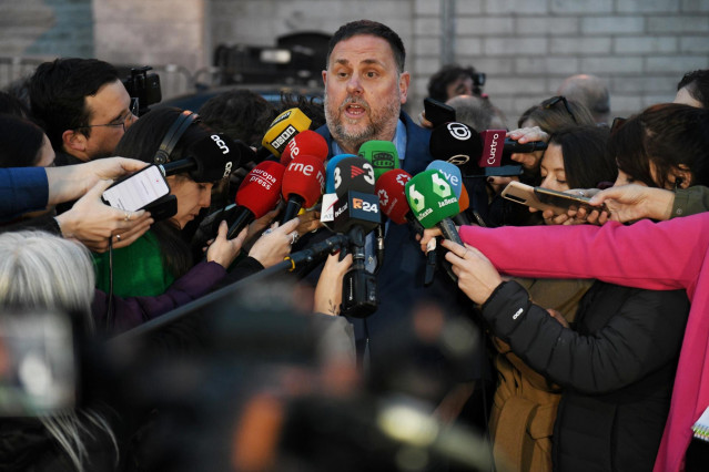 El presidente de Esquerra Republicana (ERC), Oriol Junqueras, ofrece unas declaraciones a los medios tras una sesión plenaria, en el Congreso de los Diputados, a 30 de enero de 2024, en Madrid (España).