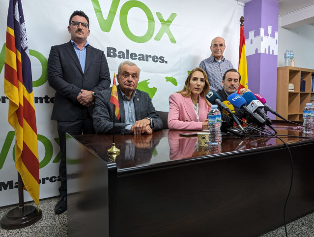 La presidenta de Vox Baleares, Patricia de las Heras, junto al vicepresidente de la formación, Fulgencio Coll, el presidente del Parlament, Gabriel Le Senne, y otros cargos del partido, en rueda de prensa.