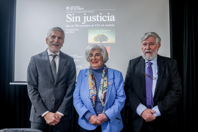 El ministro del Interior, Fernando Grande-Marlaska, la presidenta de la sección de derechos civiles del Ateneo de Madrid, Dª Francisca Sauquillo y D. Florencio Domínguez