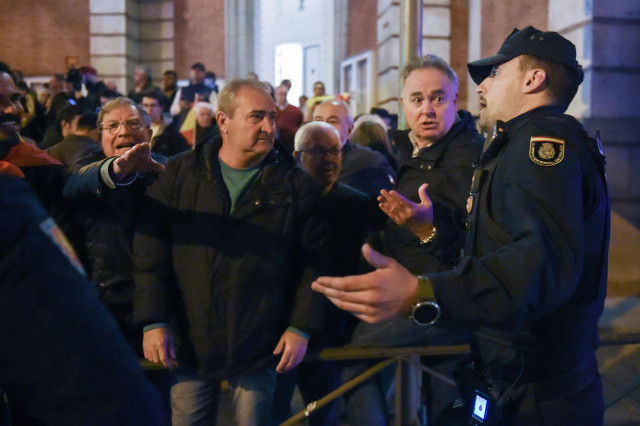 Archivo - Decenas de personas durante una manifestación contra la amnistía frente a la sede del PSOE en Ferraz, a 20 de noviembre de 2023, en Madrid (España).