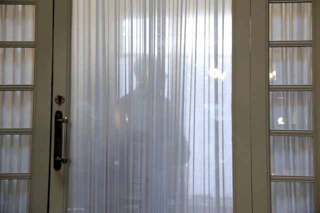Archivo - El presidente del Parlament balear, Gabriel Le Senne, visto a través de la puerta de su despacho tras su expulsión del Grupo Parlamentario Vox.