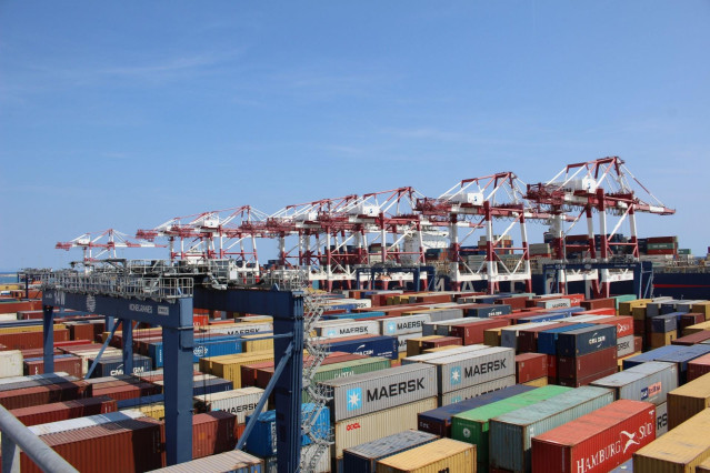 Archivo - Contenedores en el Puerto de Barcelona